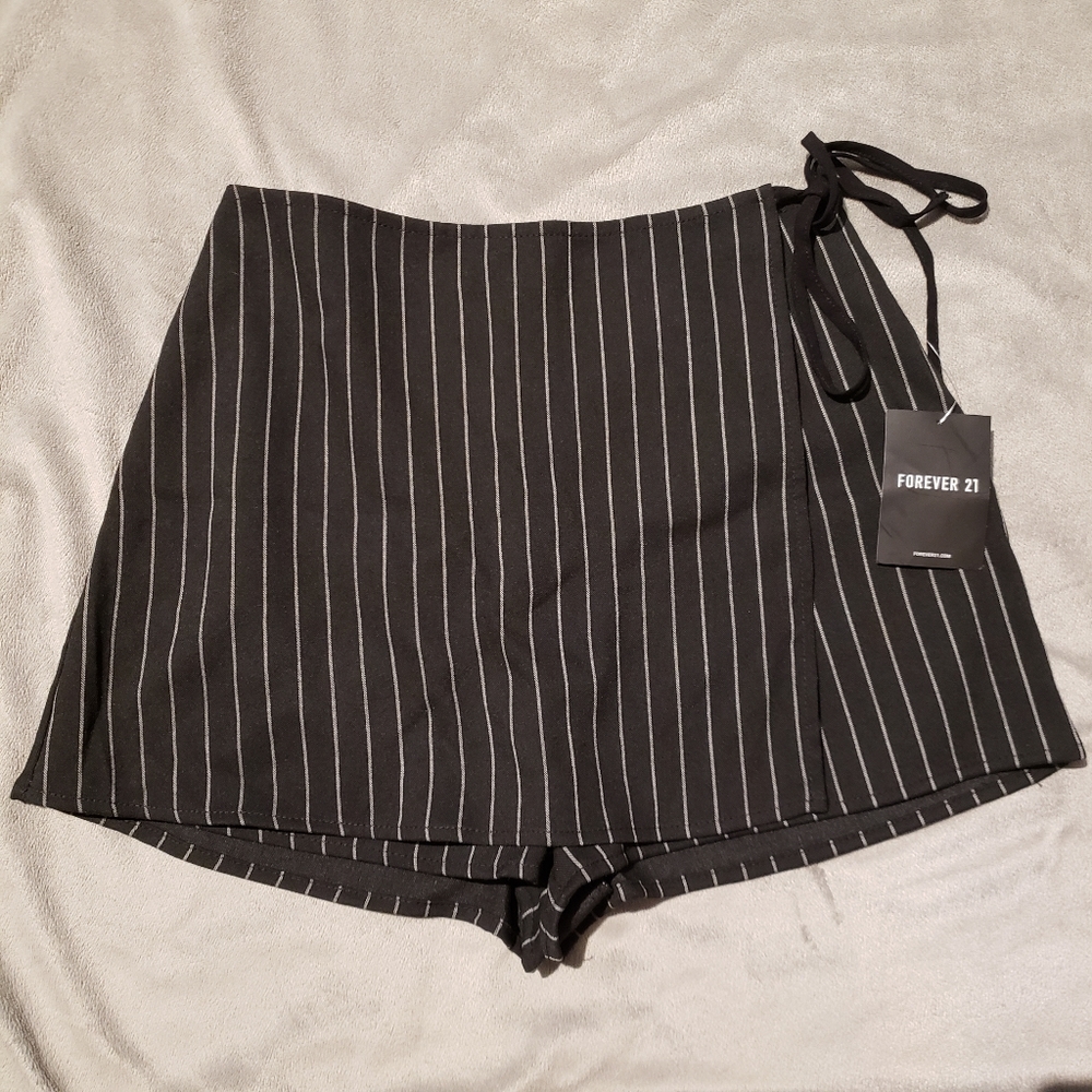 NWT F21 Black and White Stripes Skort